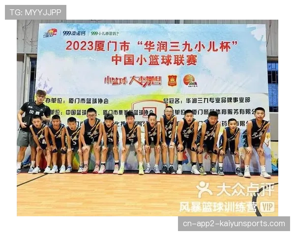 社区活动：退役球星在篮球训练营中向青少年传授防守基本功与效率概念。