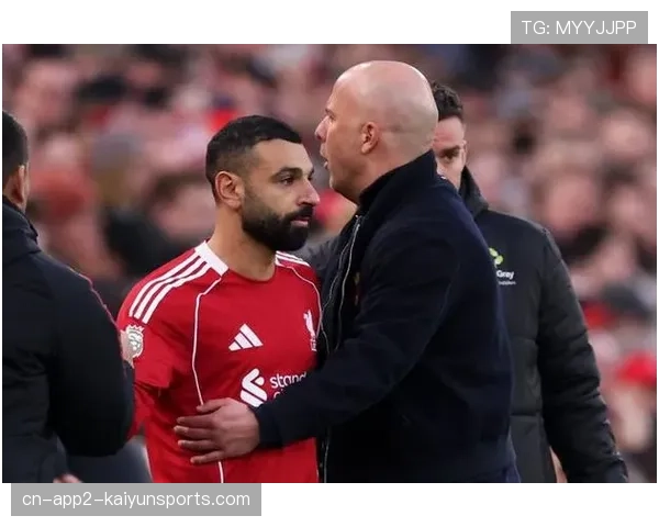 安菲尔德之夜：埃基蒂克伤退被担架抬出，萨拉赫替补登场难挽败局